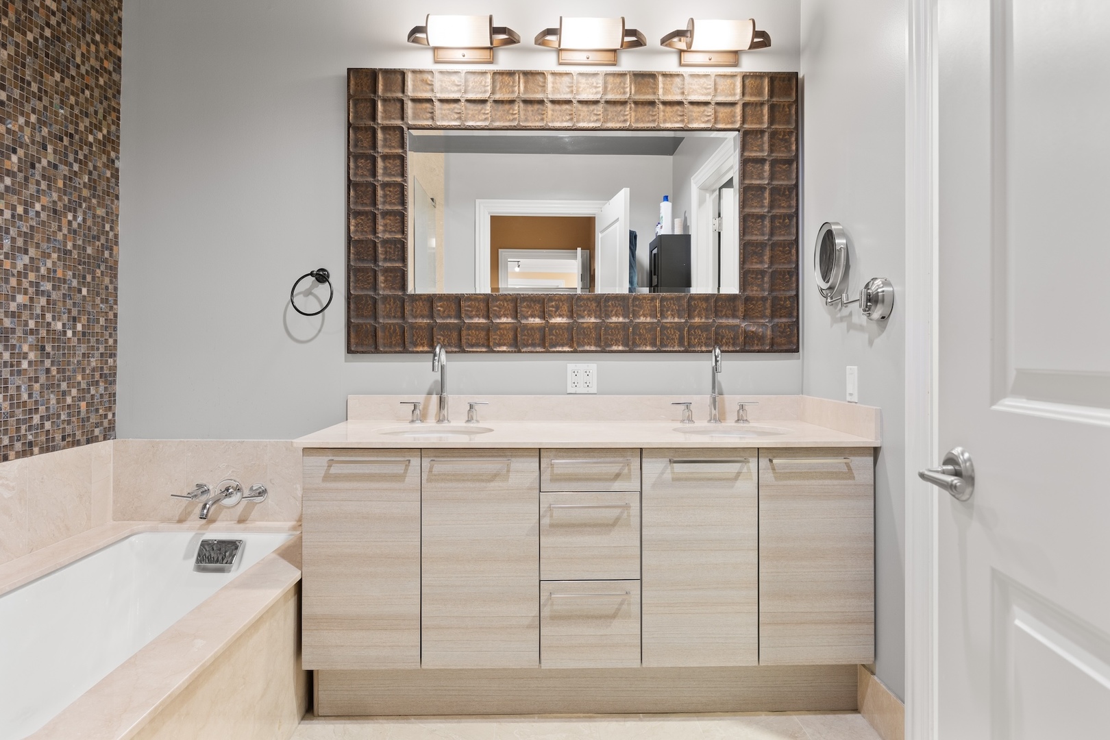 10 E Delaware Street Unit: 27E