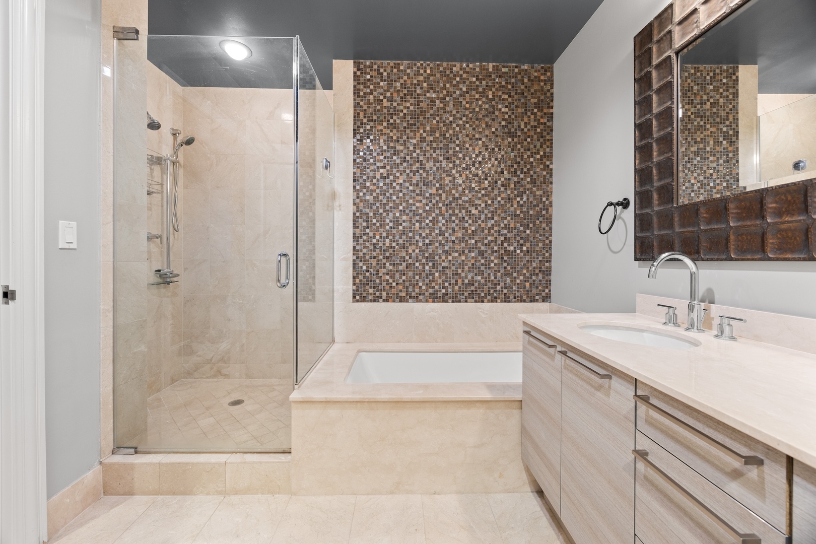 10 E Delaware Street Unit: 27E