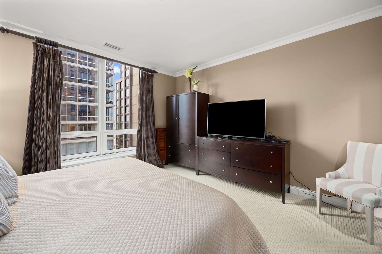 10 E Delaware Street Unit: 27E