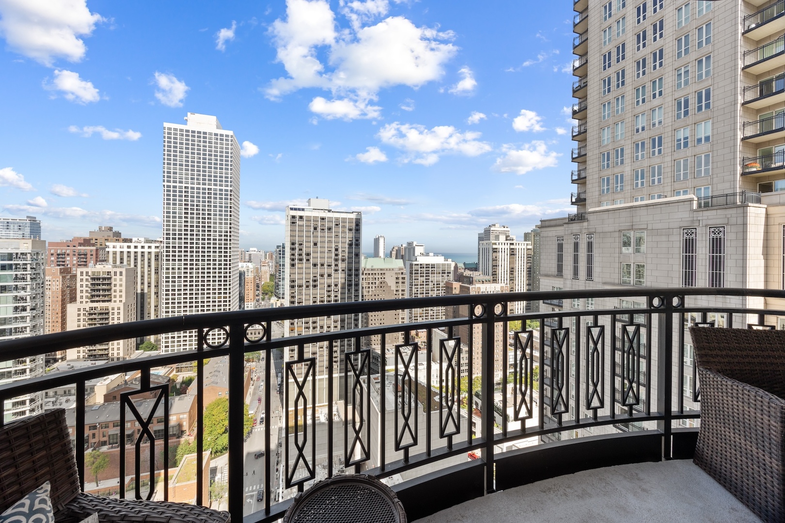 10 E Delaware Street Unit: 27E