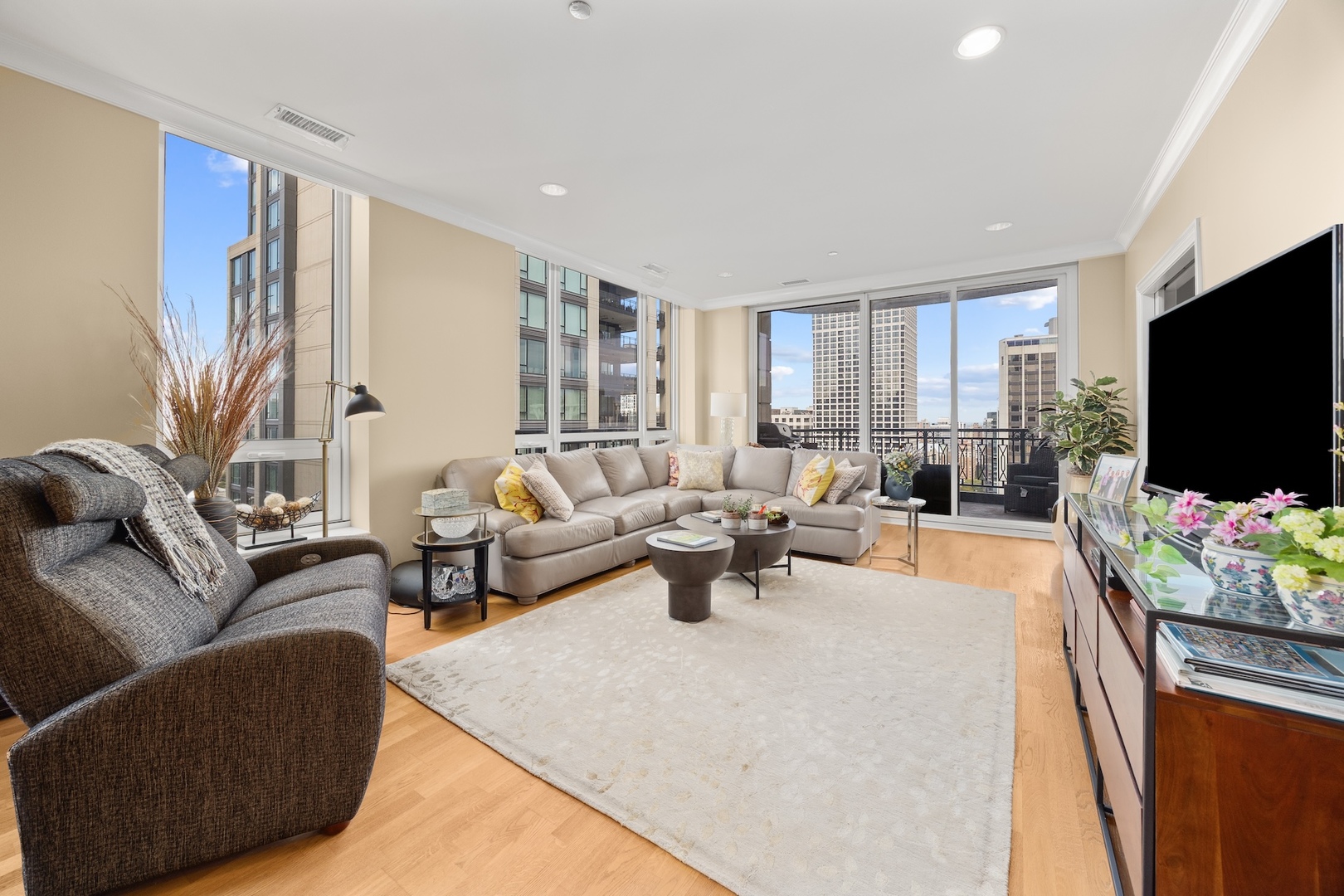 10 E Delaware Street Unit: 27E