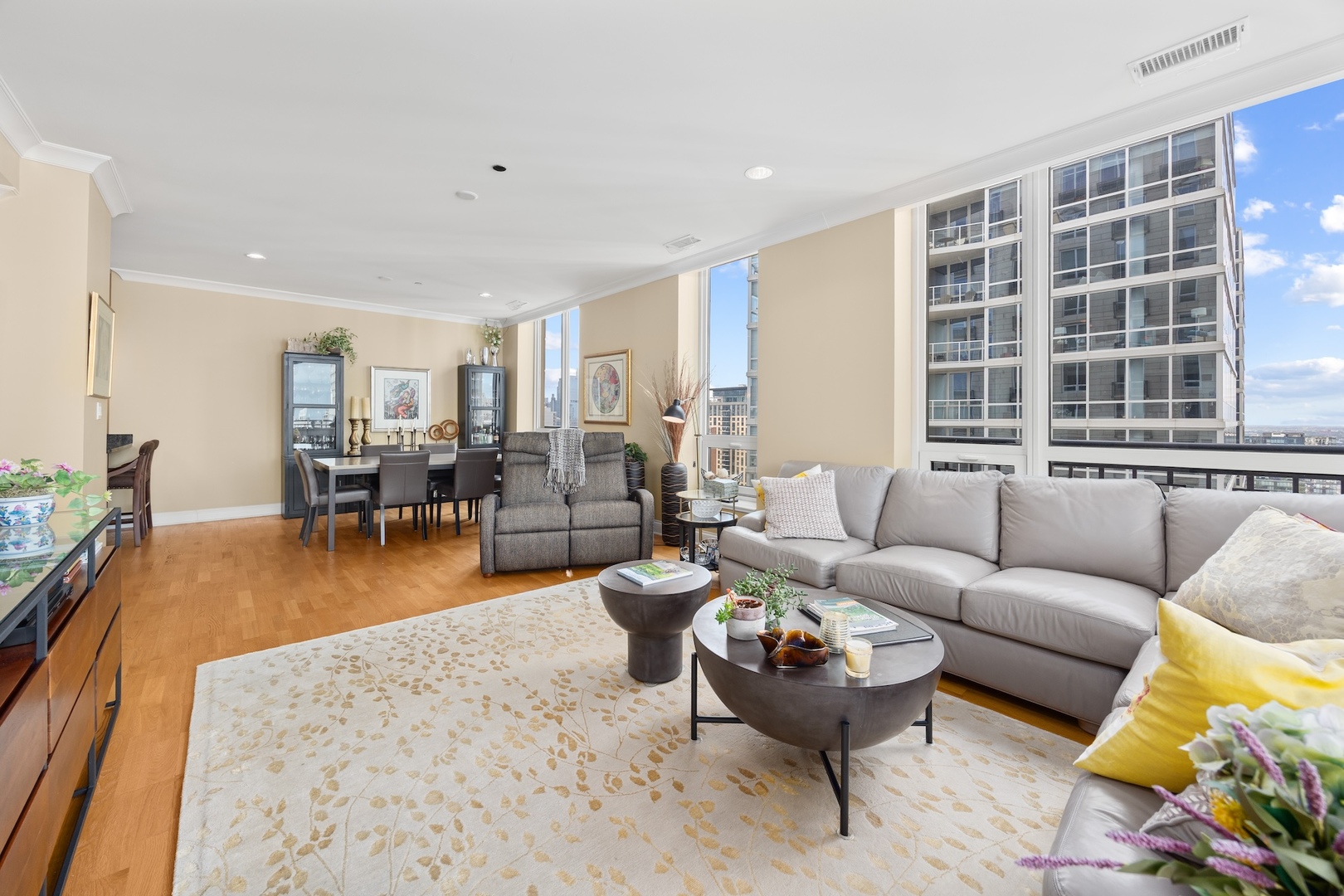 10 E Delaware Street Unit: 27E