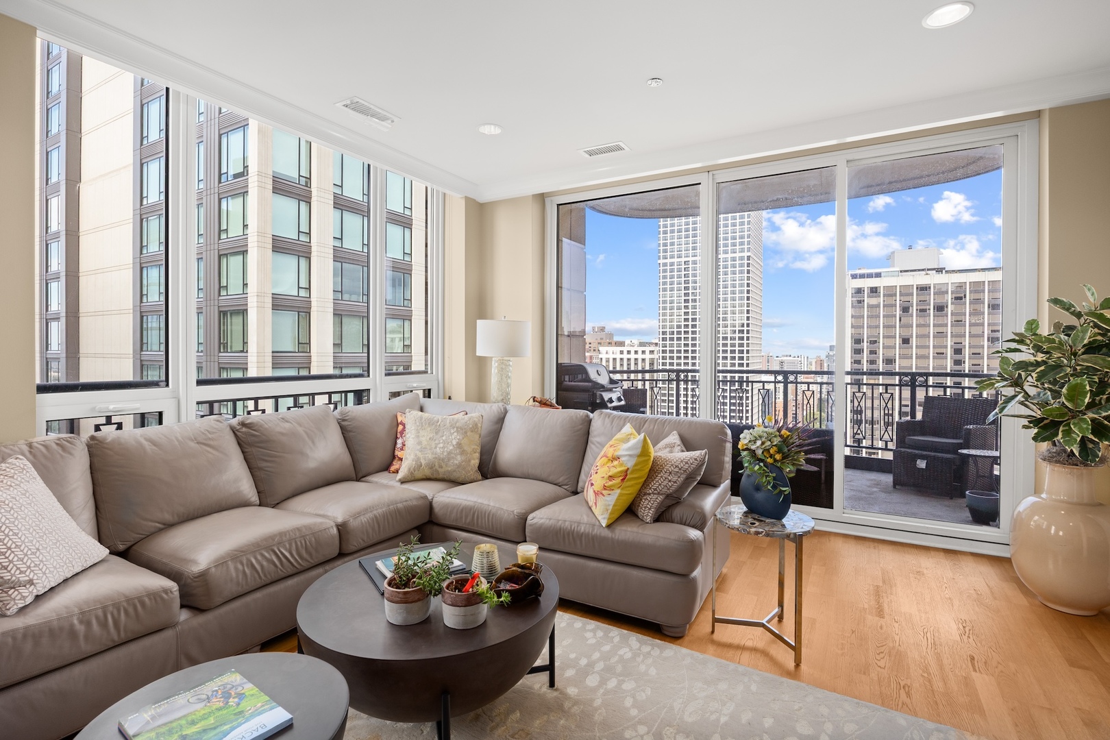 10 E Delaware Street Unit: 27E