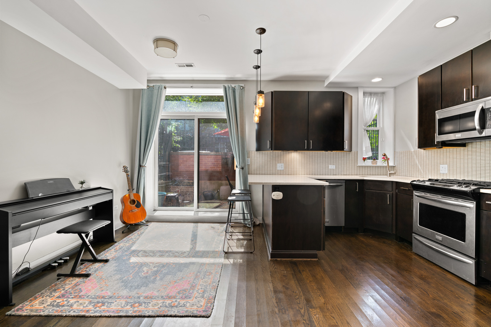 1525 N Claremont Avenue Unit: 1A