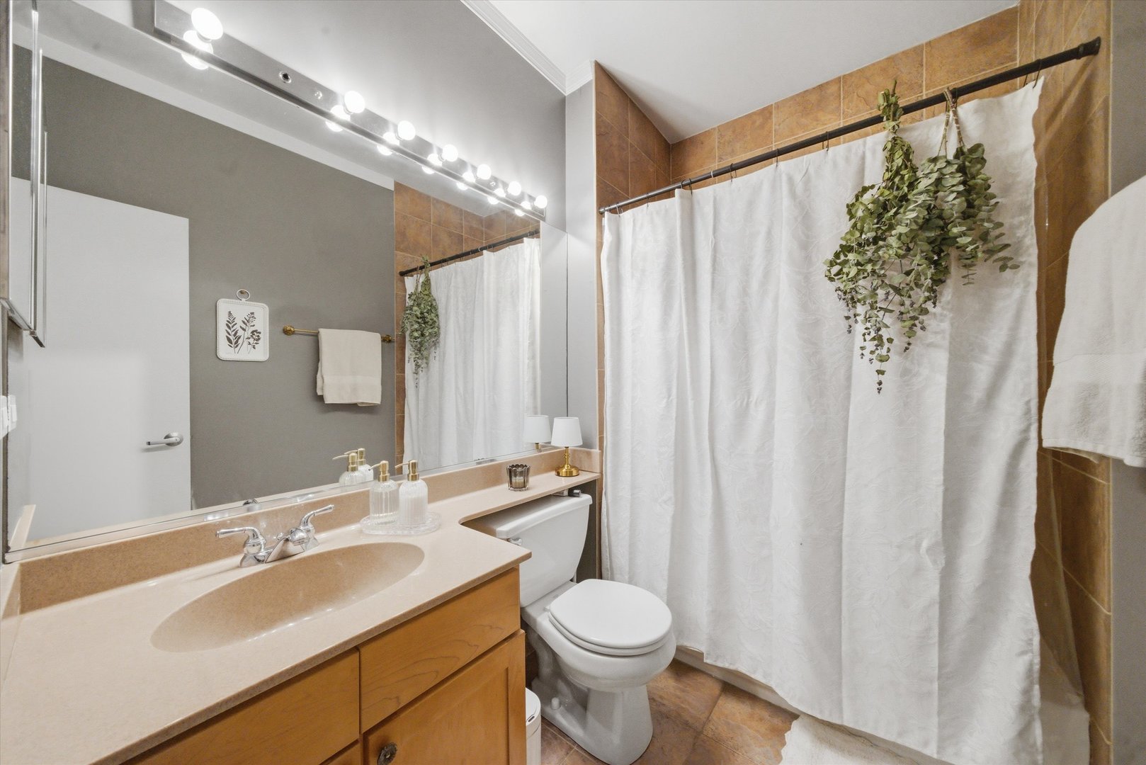945 N Kingsbury Street Unit: 119