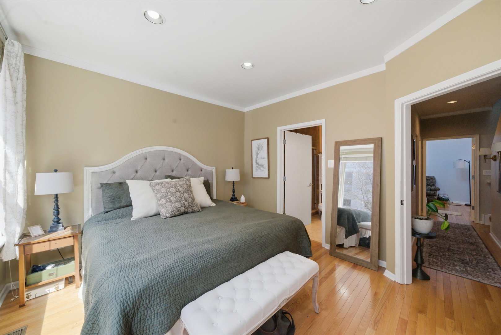 945 N Kingsbury Street Unit: 119