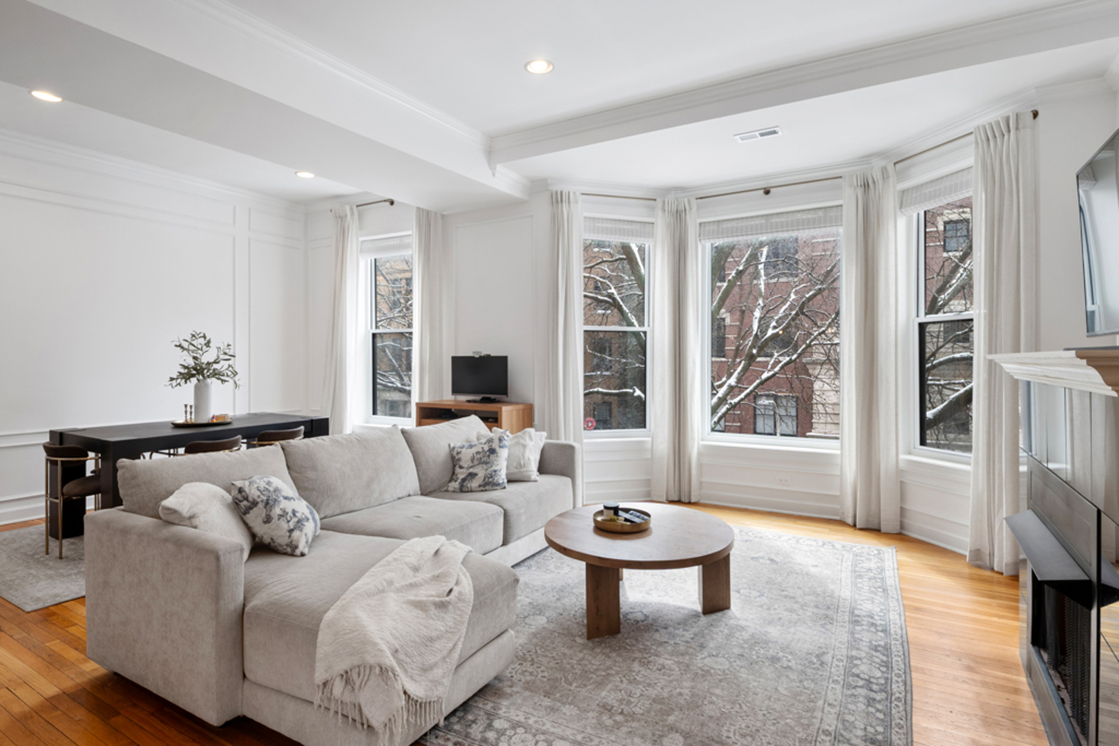 618 W Barry Avenue Unit: 2