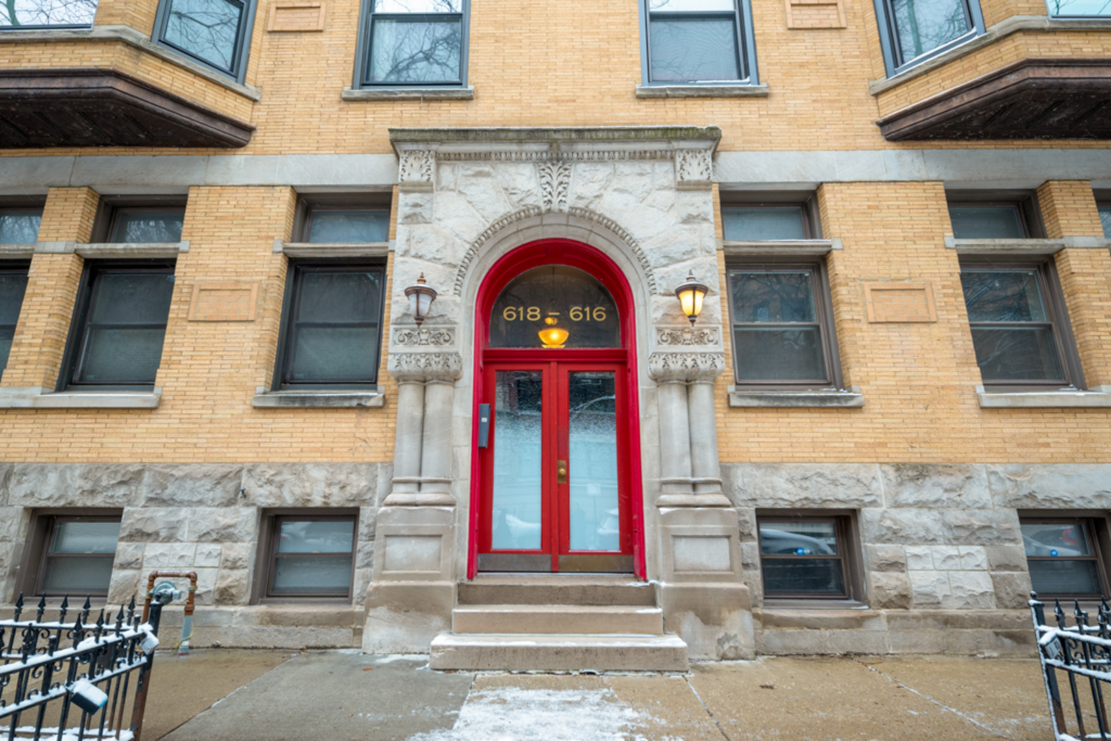 618 W Barry Avenue Unit: 2