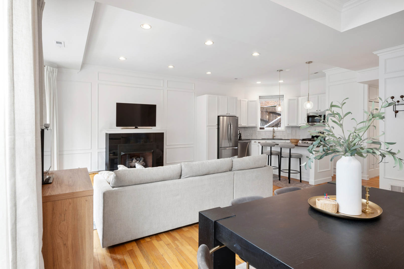 618 W Barry Avenue Unit: 2