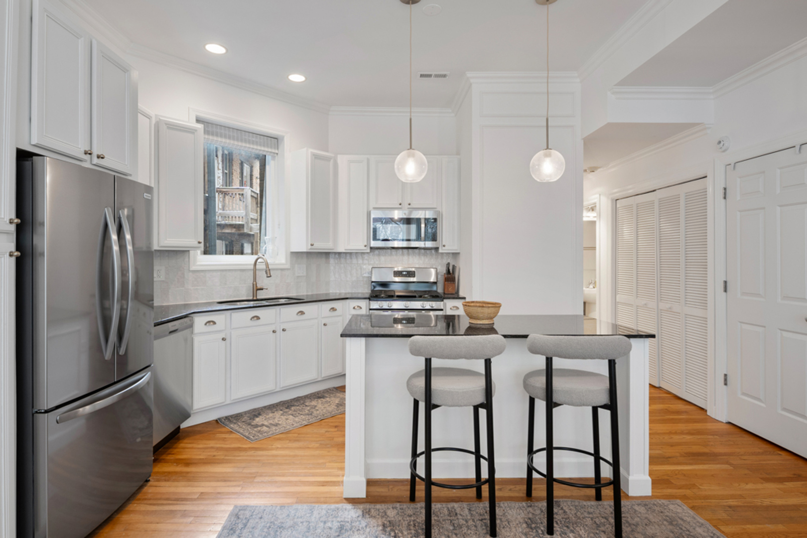 618 W Barry Avenue Unit: 2