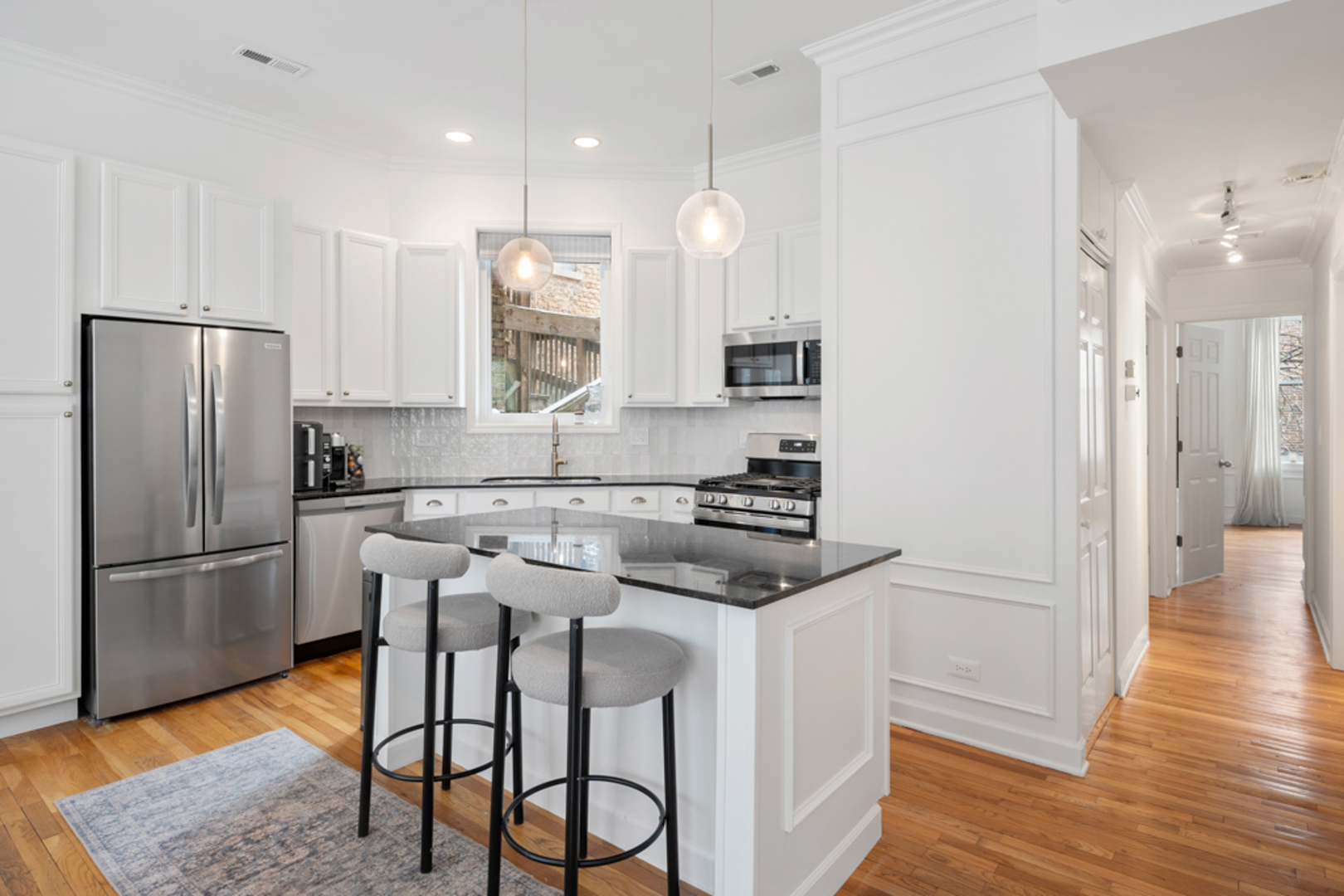 618 W Barry Avenue Unit: 2