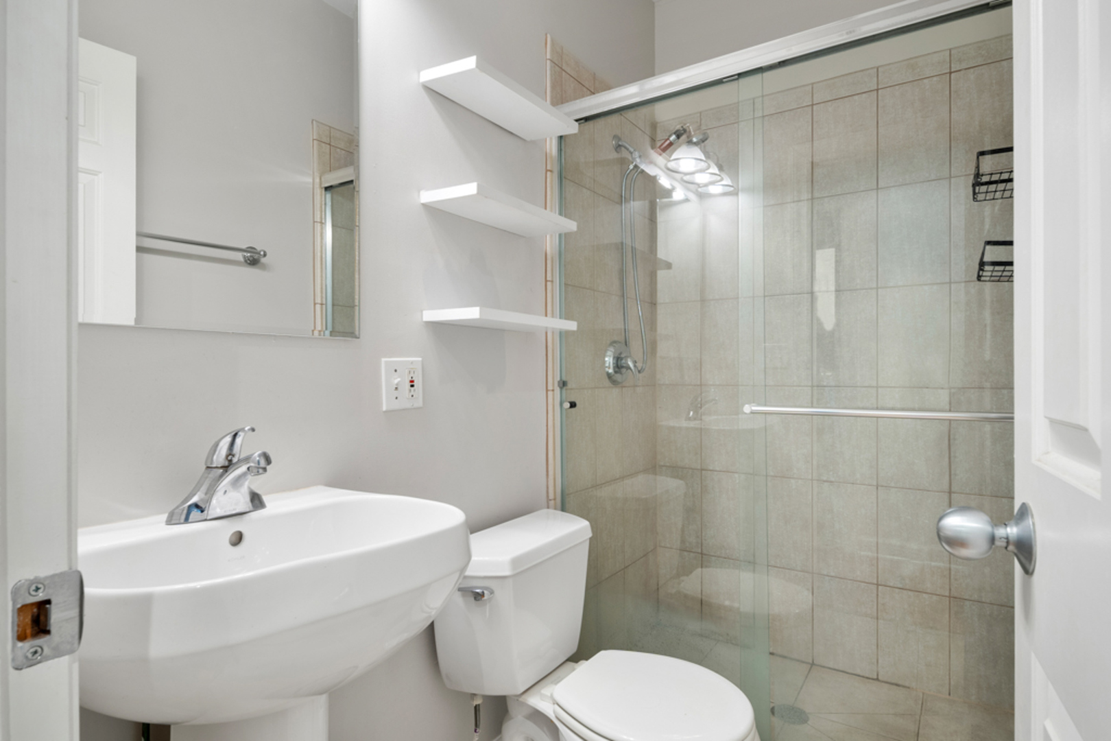 618 W Barry Avenue Unit: 2