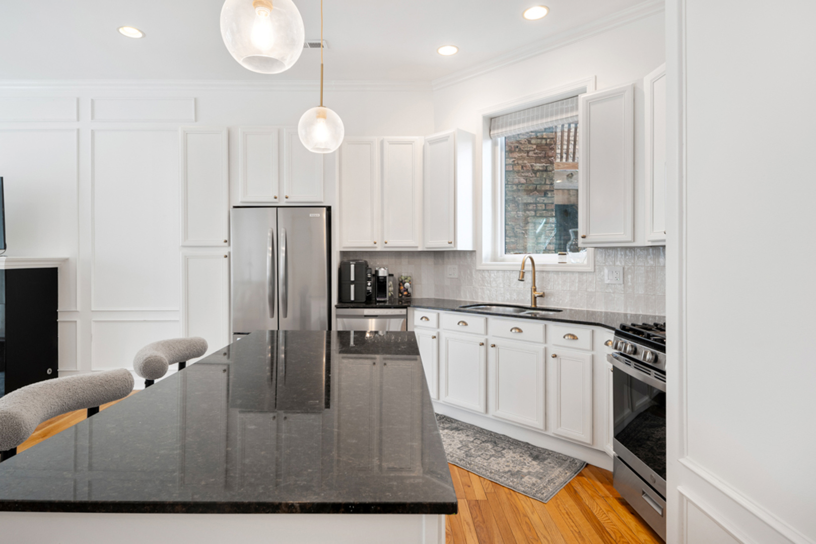 618 W Barry Avenue Unit: 2