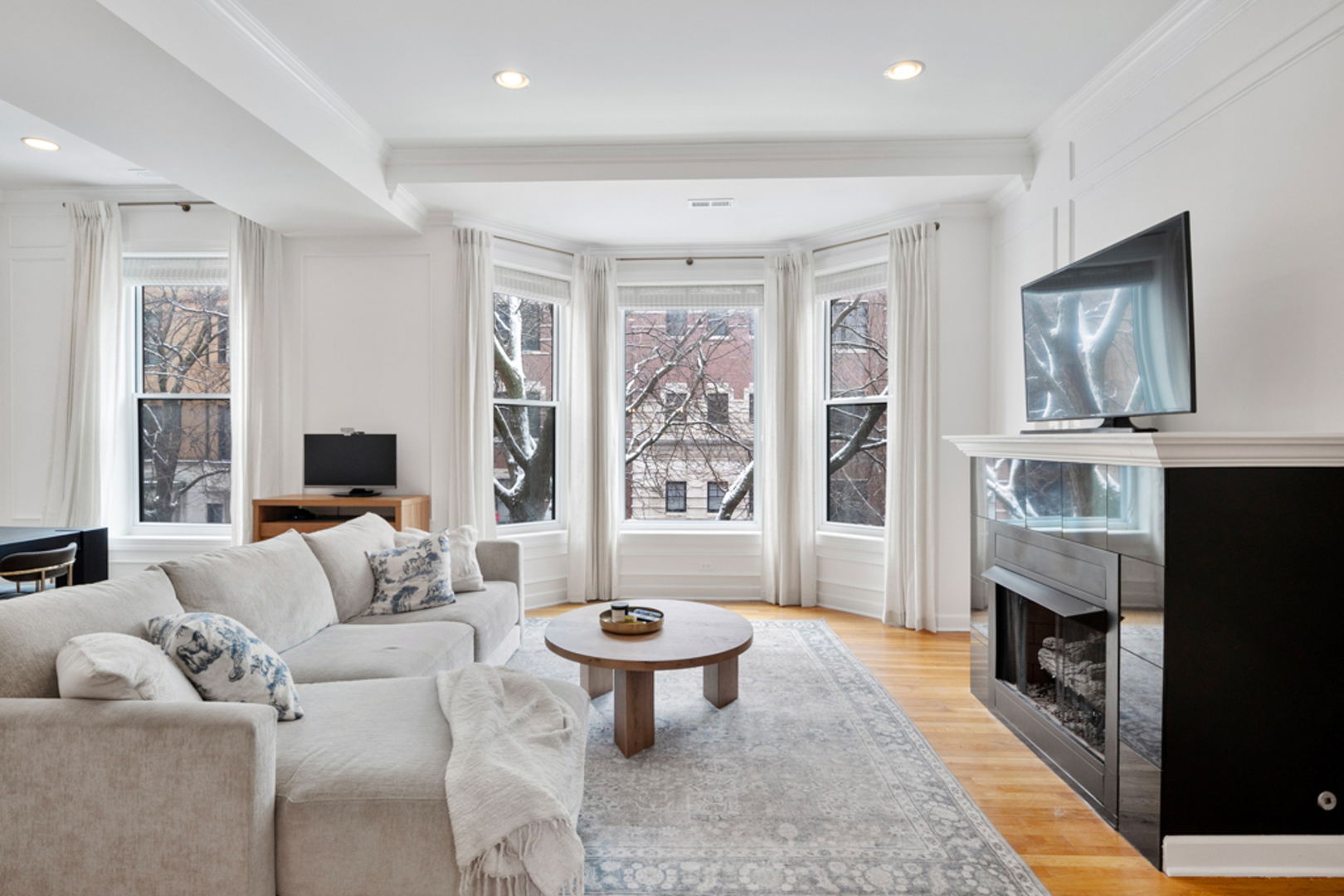 618 W Barry Avenue Unit: 2