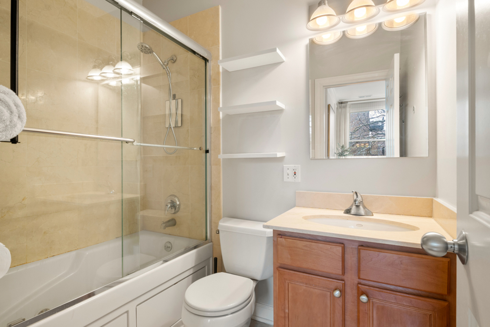 618 W Barry Avenue Unit: 2