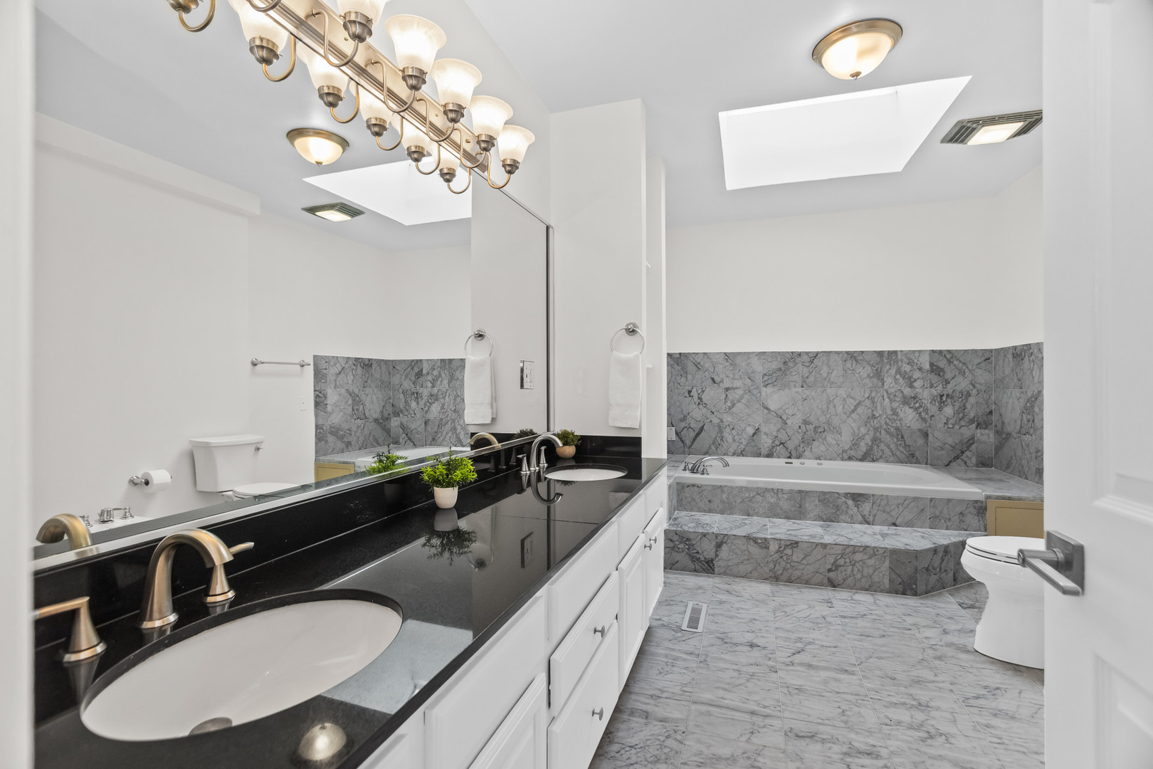 2247 W MONROE Street Unit: 3