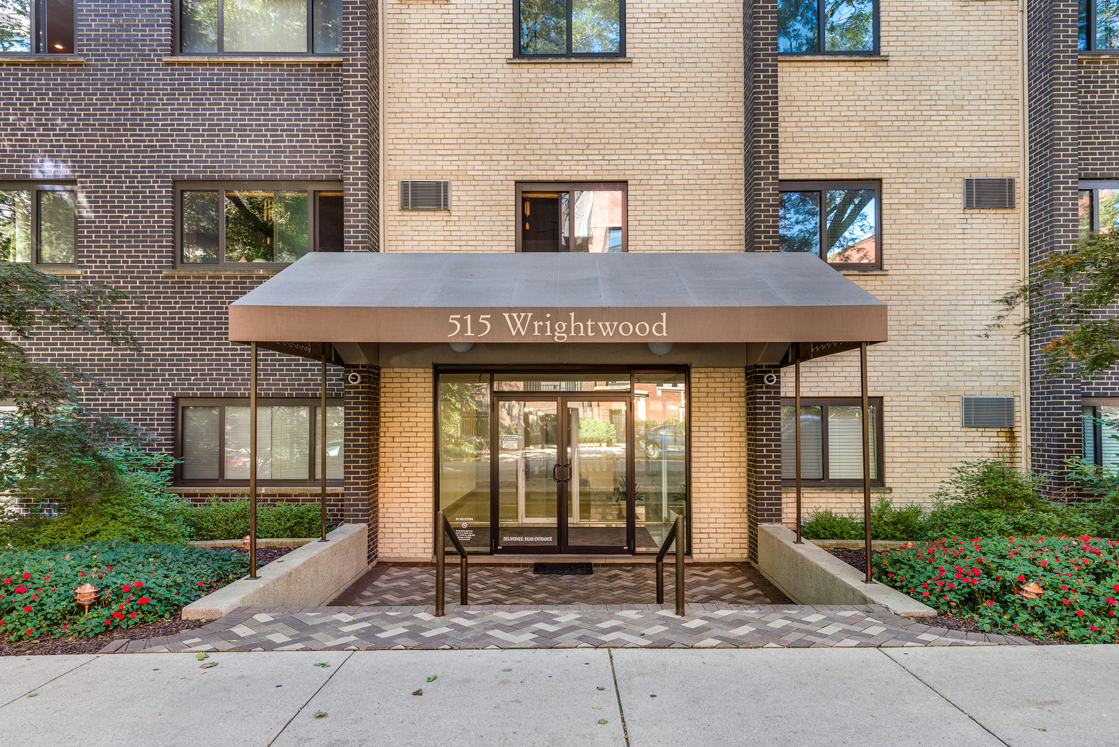 515 W Wrightwood Avenue Unit: 214