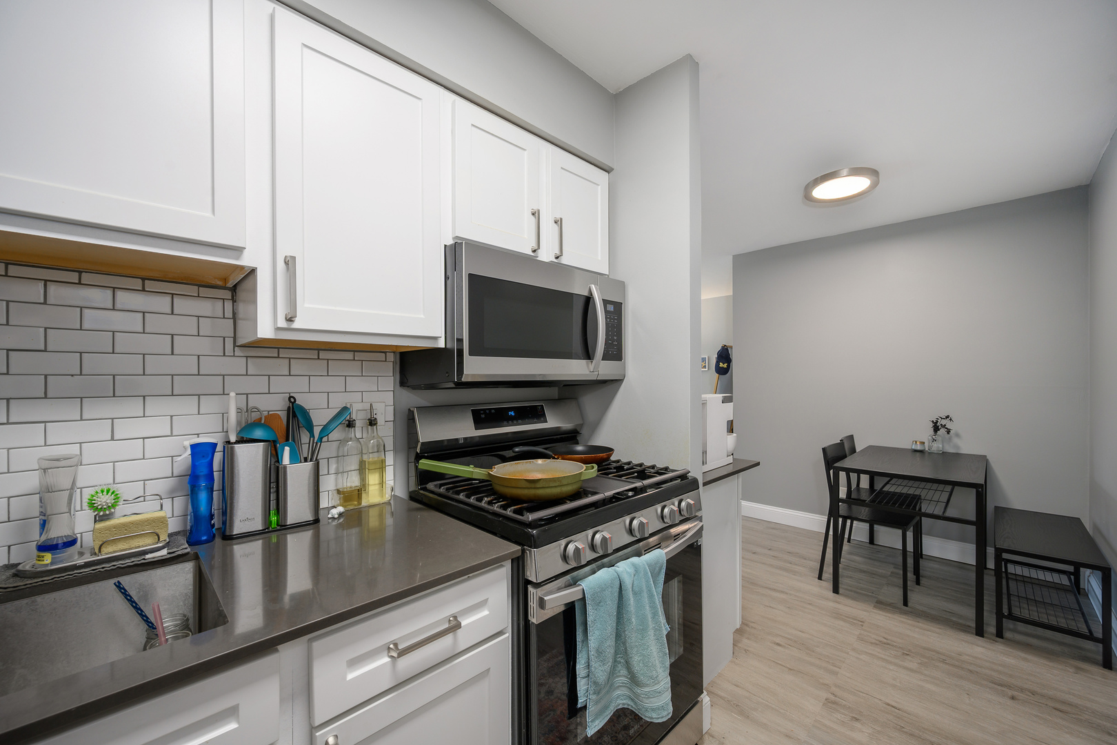 515 W Wrightwood Avenue Unit: 214