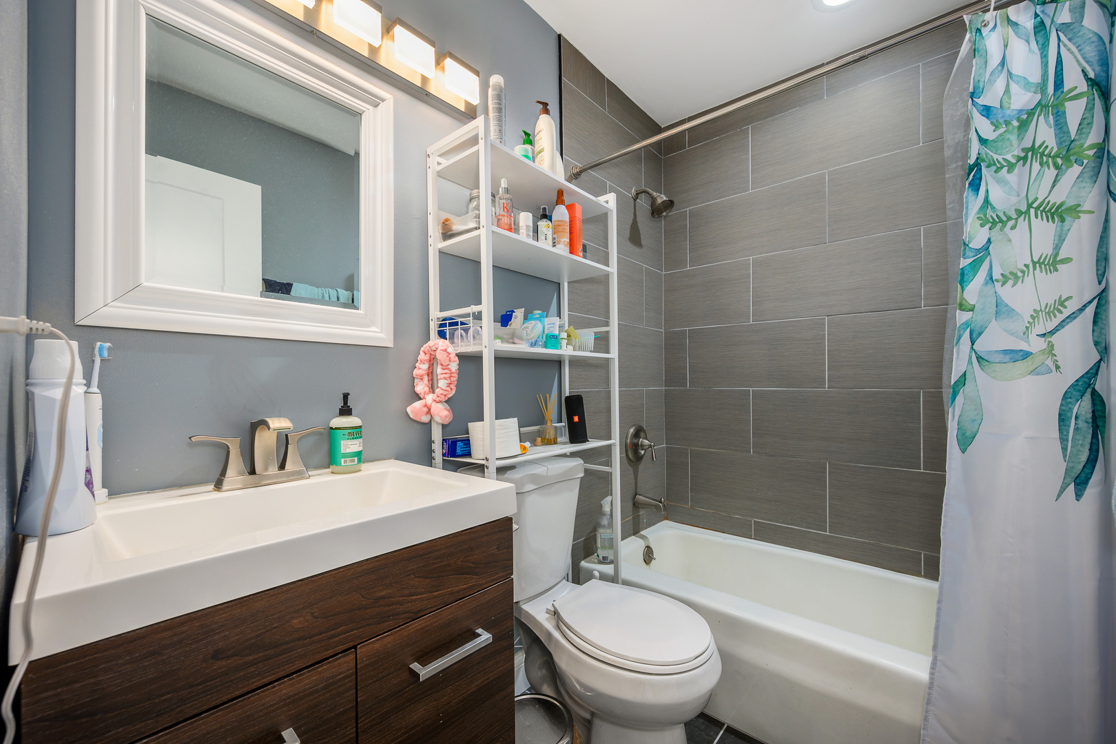 515 W Wrightwood Avenue Unit: 214