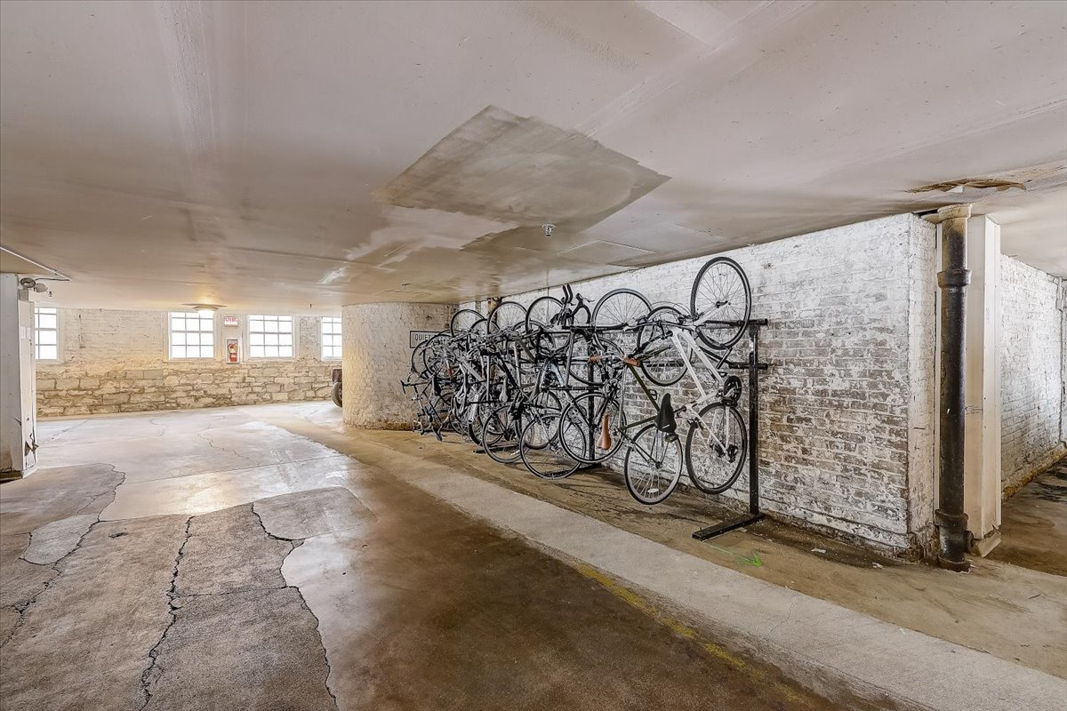 1733 W IRVING PARK Road Unit: 213