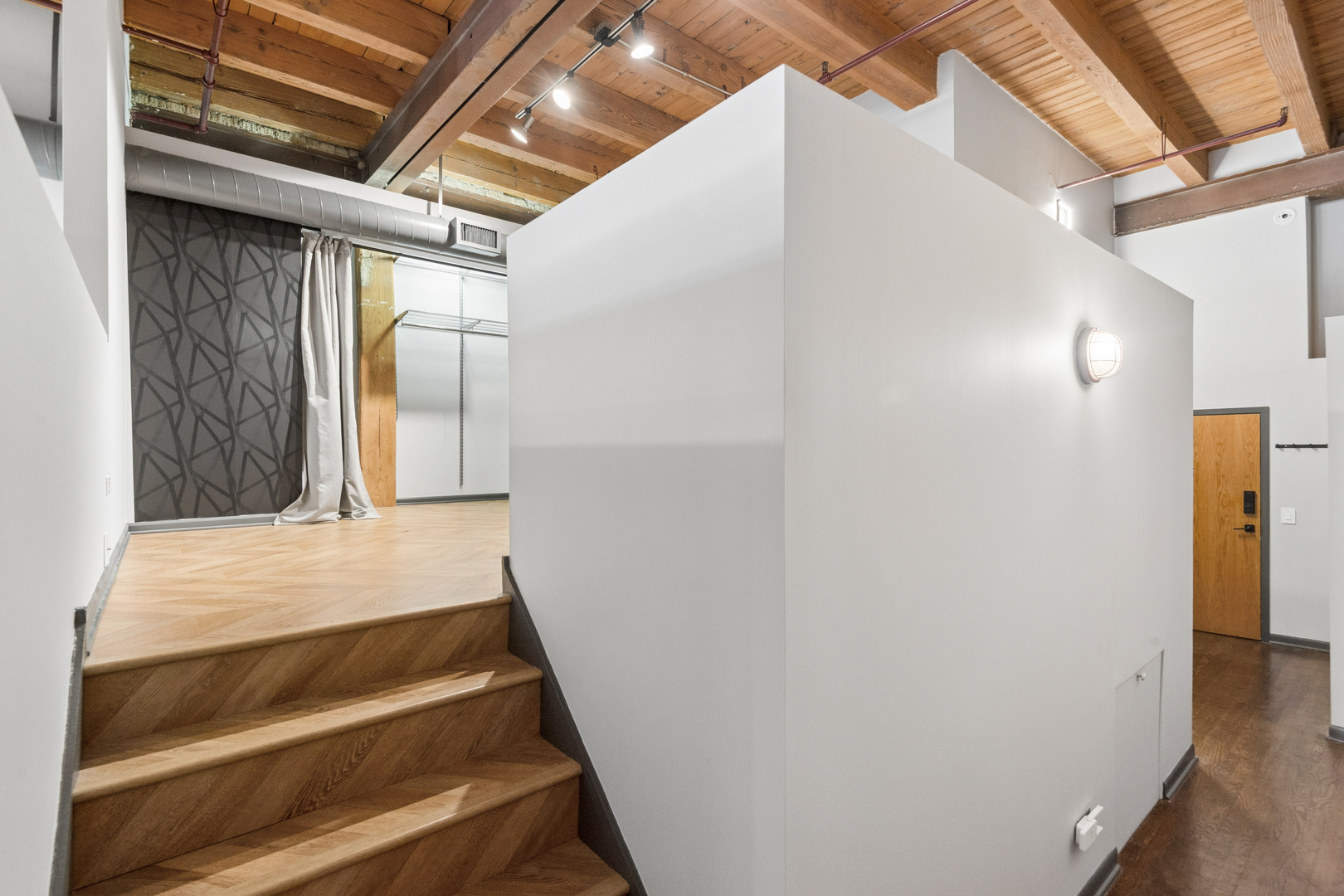 1733 W IRVING PARK Road Unit: 213