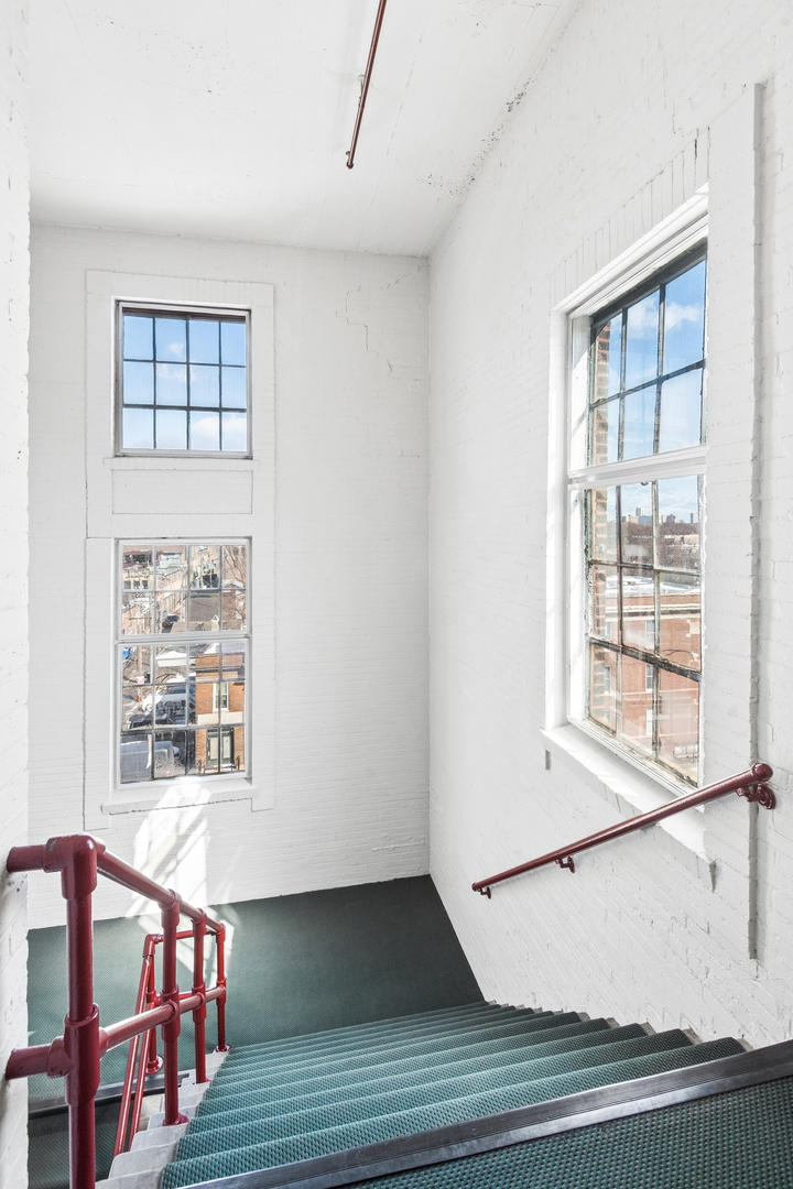 1733 W IRVING PARK Road Unit: 213