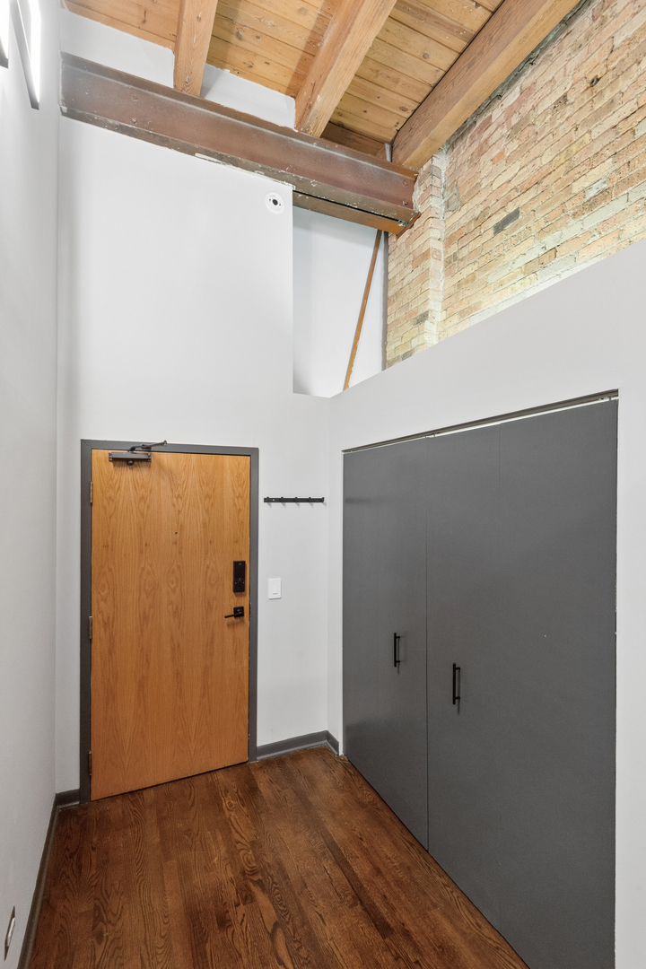 1733 W IRVING PARK Road Unit: 213