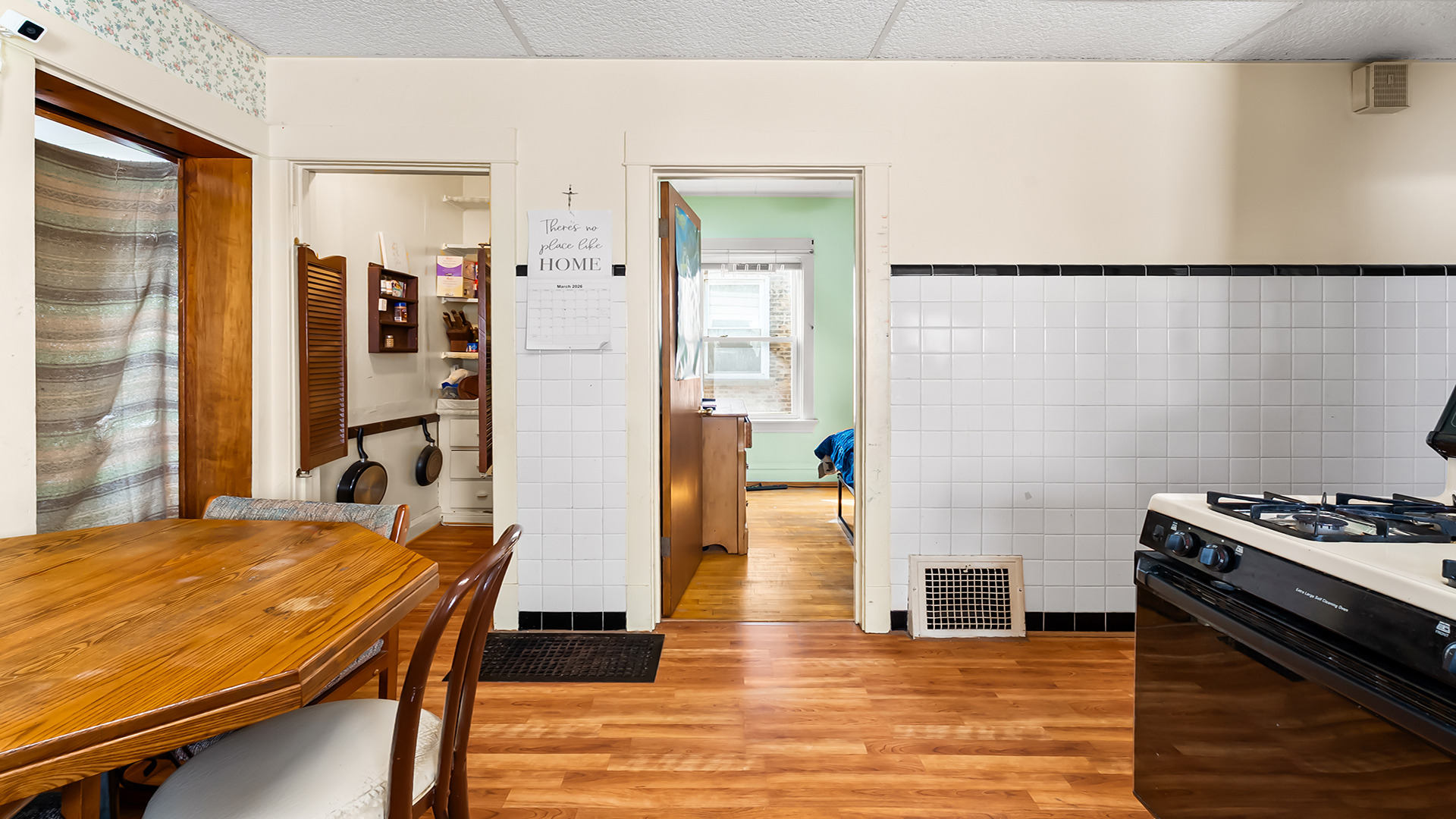 4541 N HARDING Avenue