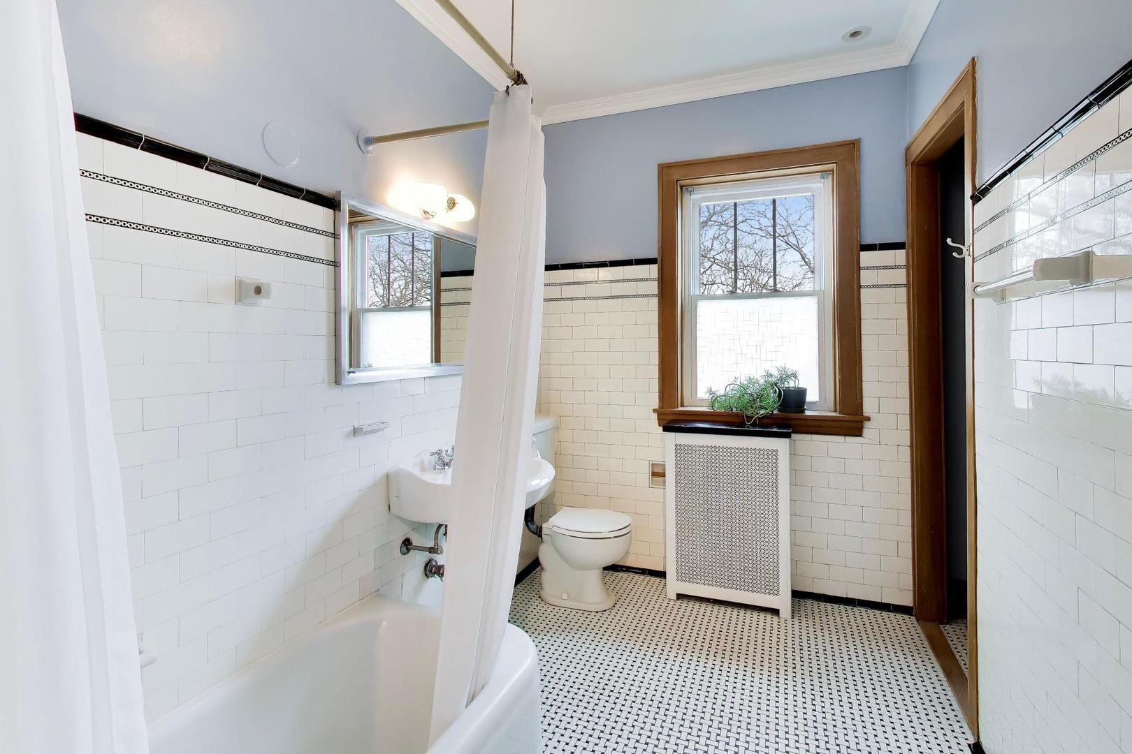 2041 W FARWELL Avenue Unit: 2E