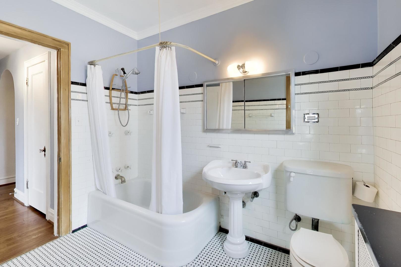 2041 W FARWELL Avenue Unit: 2E
