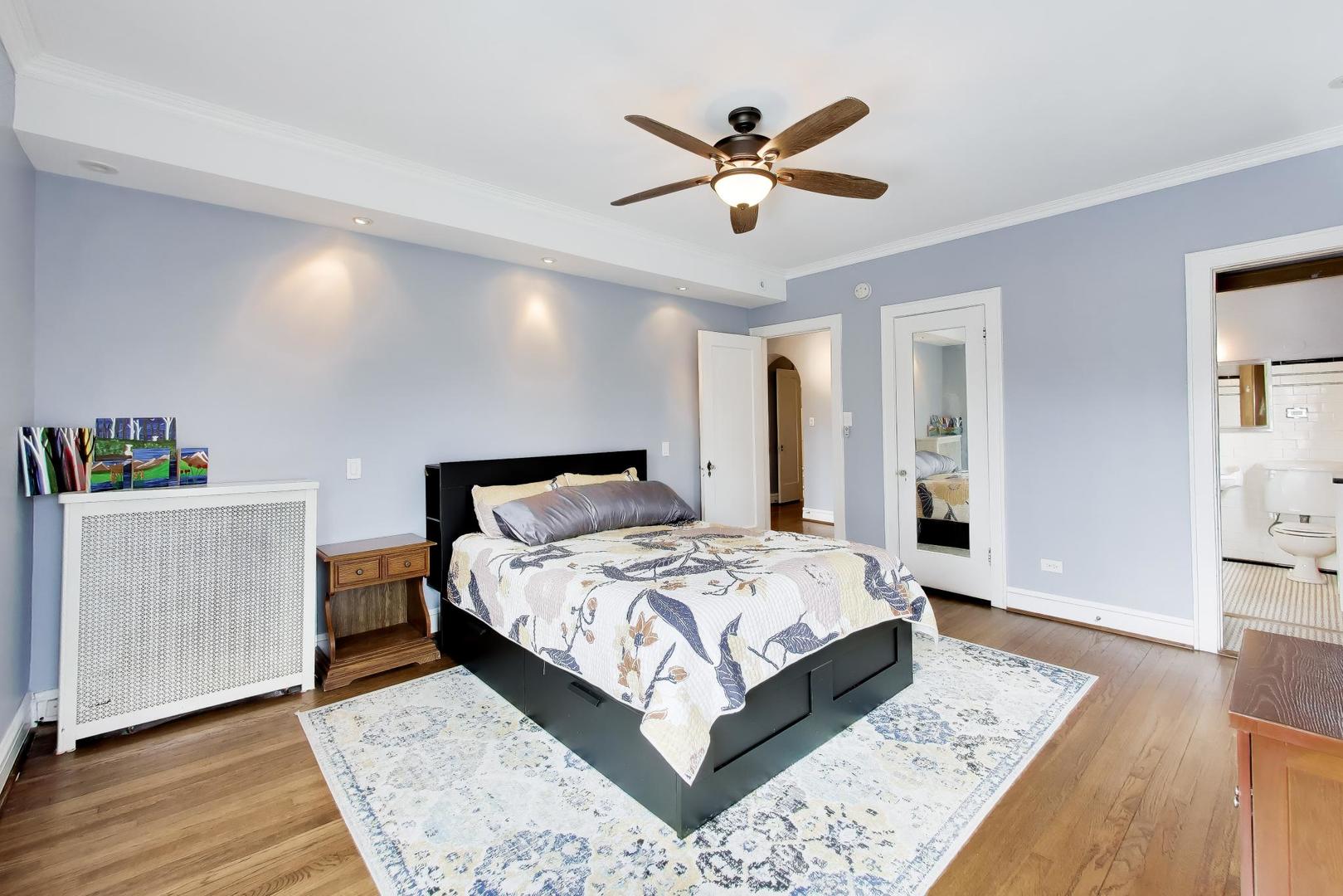 2041 W FARWELL Avenue Unit: 2E