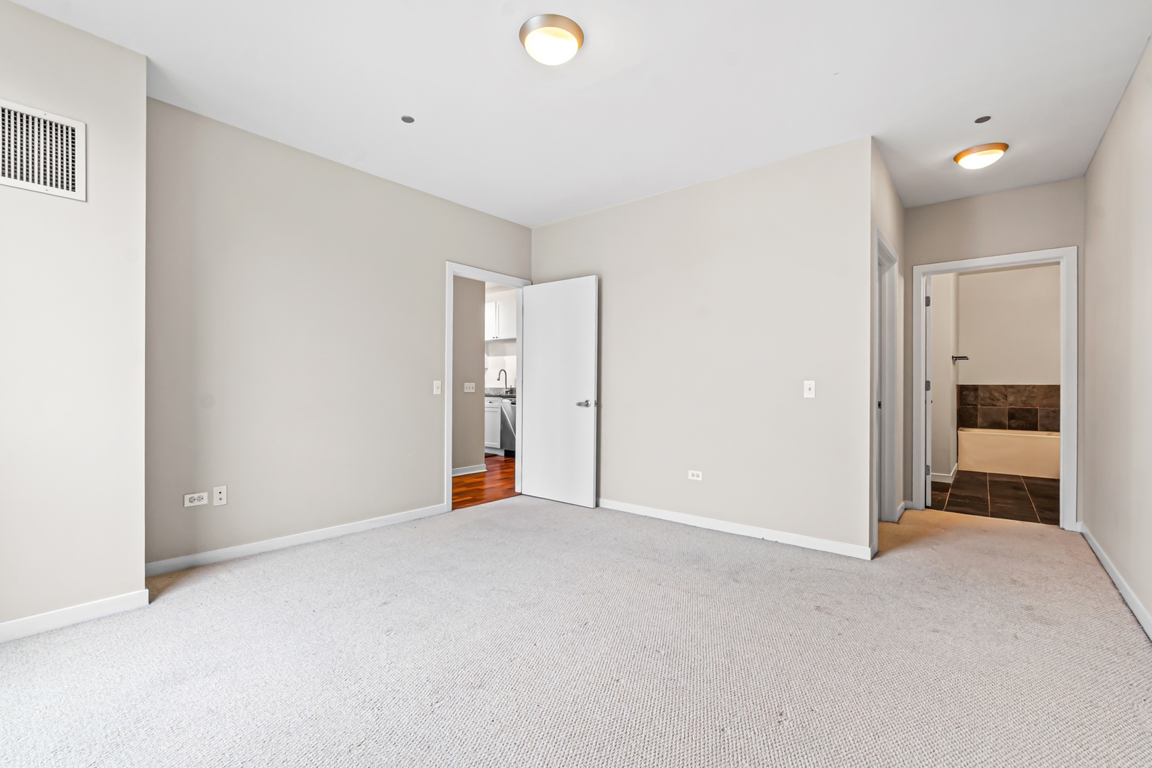 200 W GRAND Avenue Unit: 2103