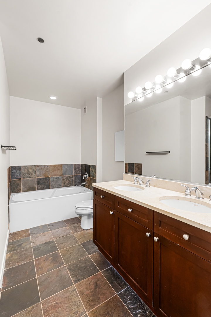 200 W GRAND Avenue Unit: 2103