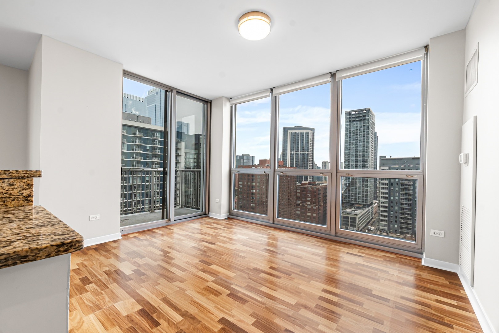 200 W GRAND Avenue Unit: 2103