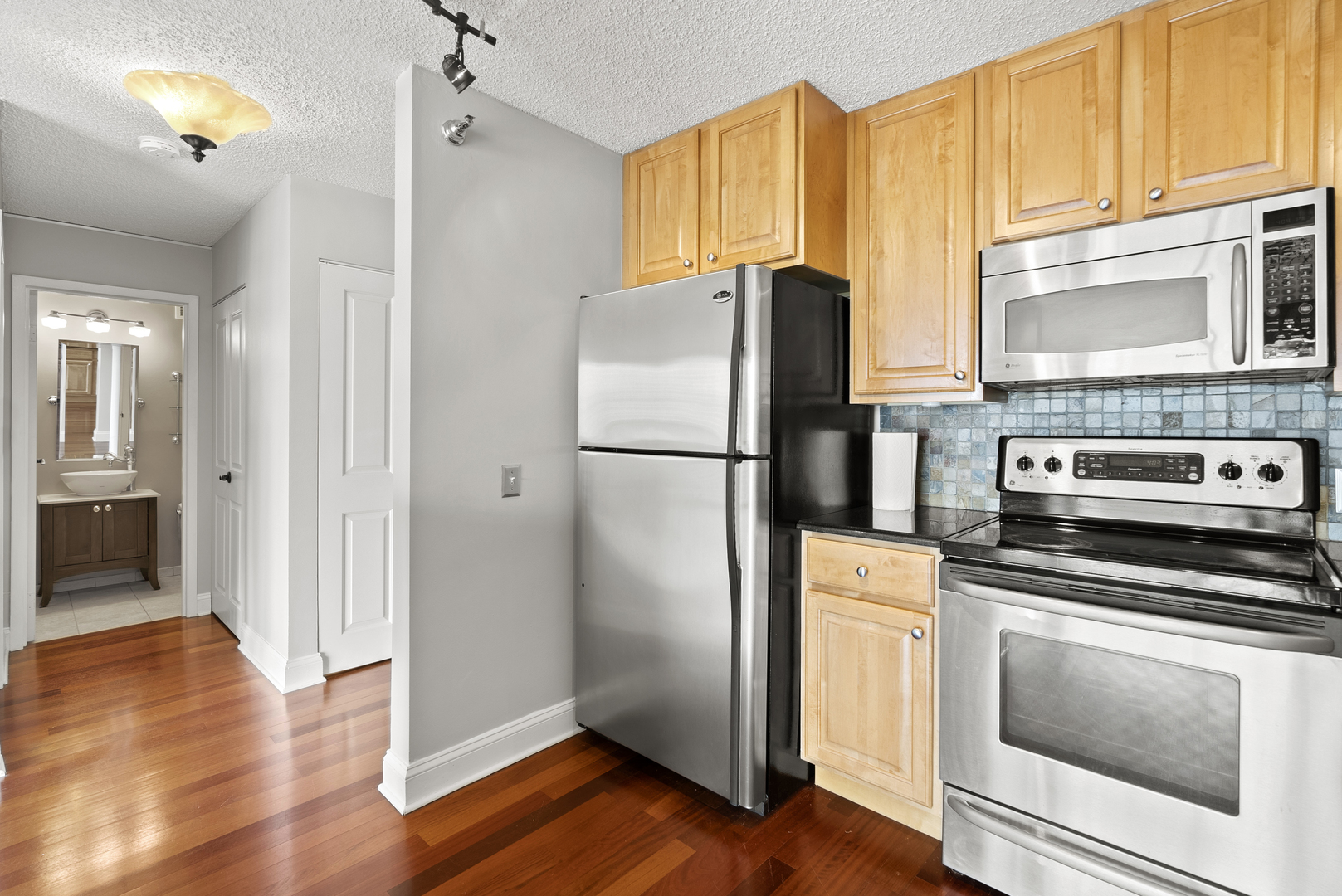 33 W Delaware Place Unit: 17H