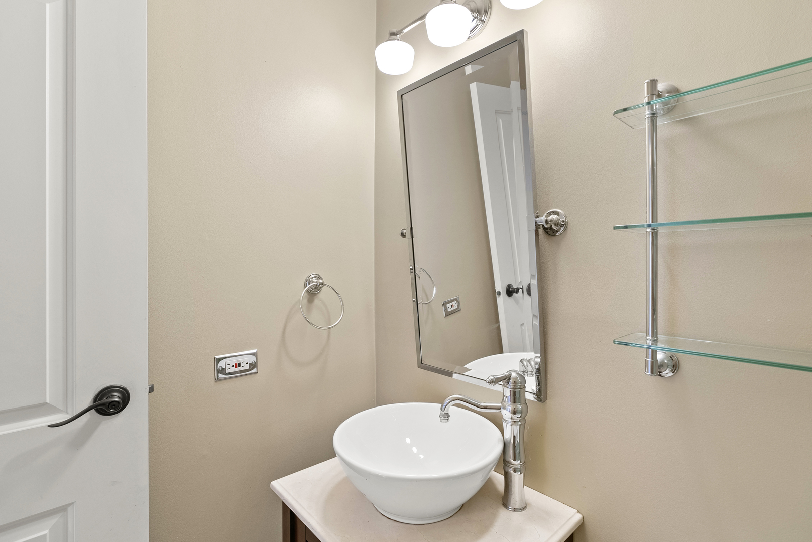33 W Delaware Place Unit: 17H