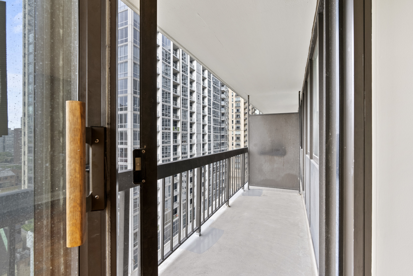 33 W Delaware Place Unit: 17H