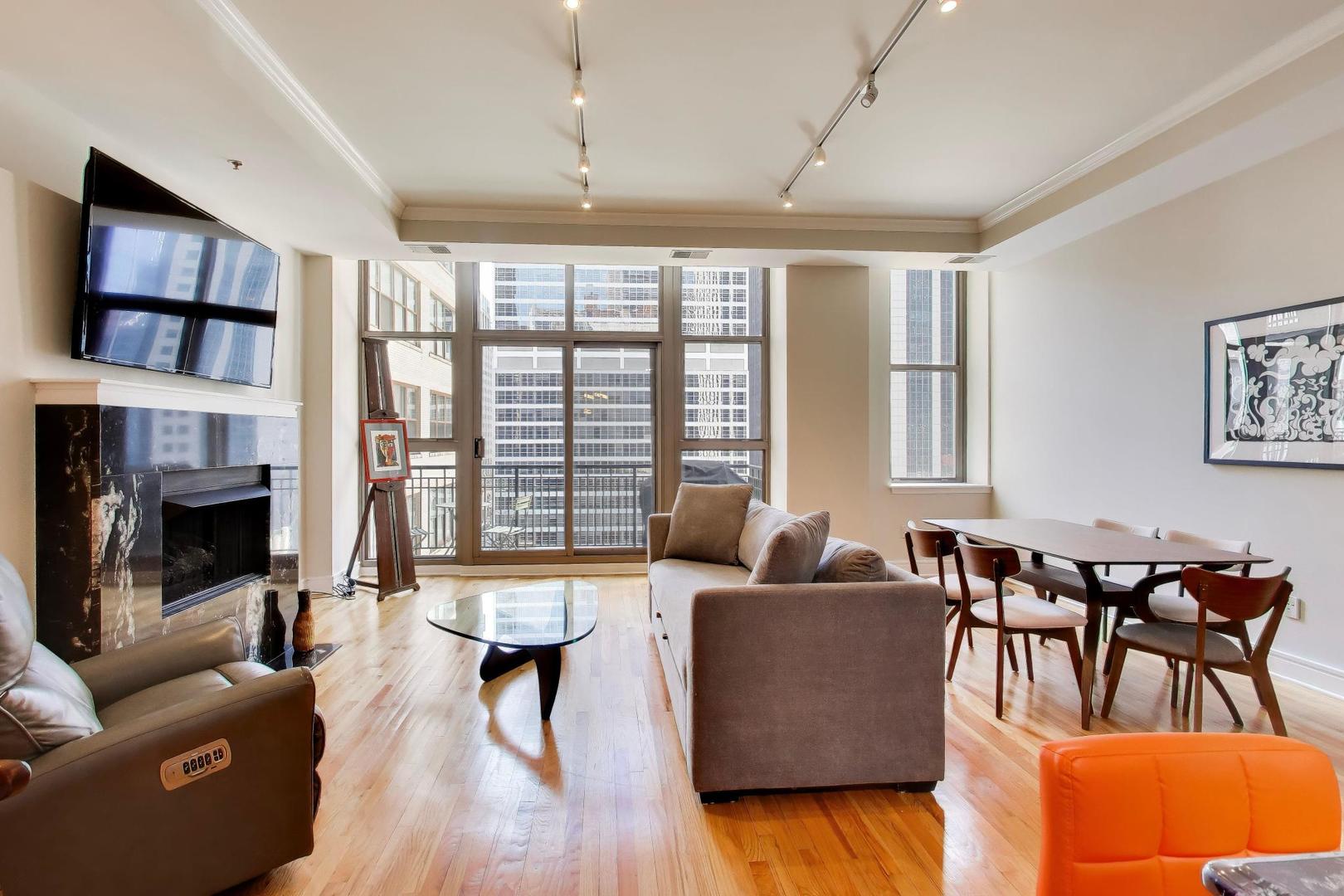 212 W Washington Street Unit: 908