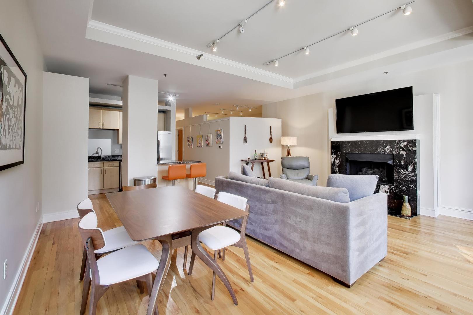 212 W Washington Street Unit: 908