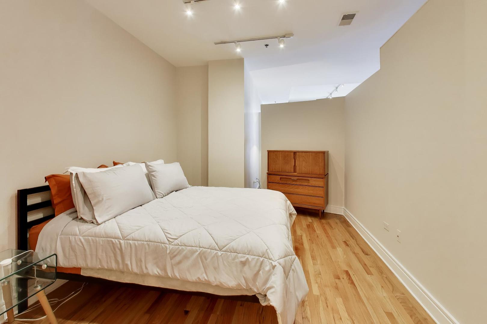 212 W Washington Street Unit: 908