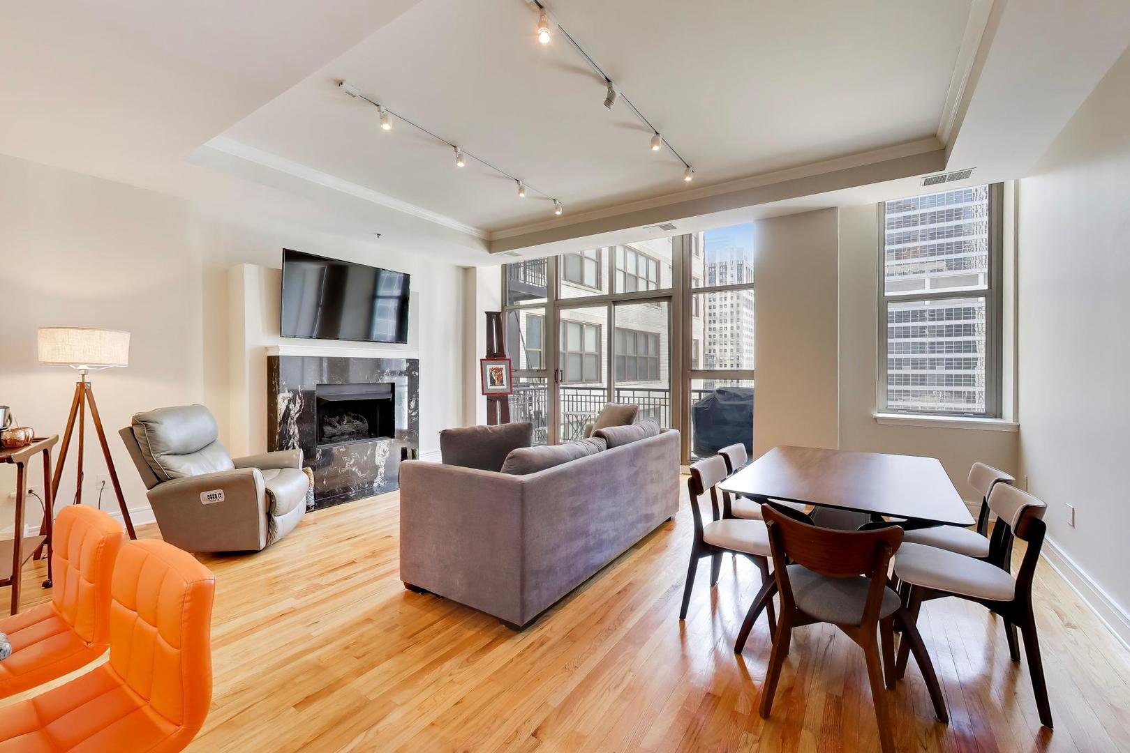 212 W Washington Street Unit: 908