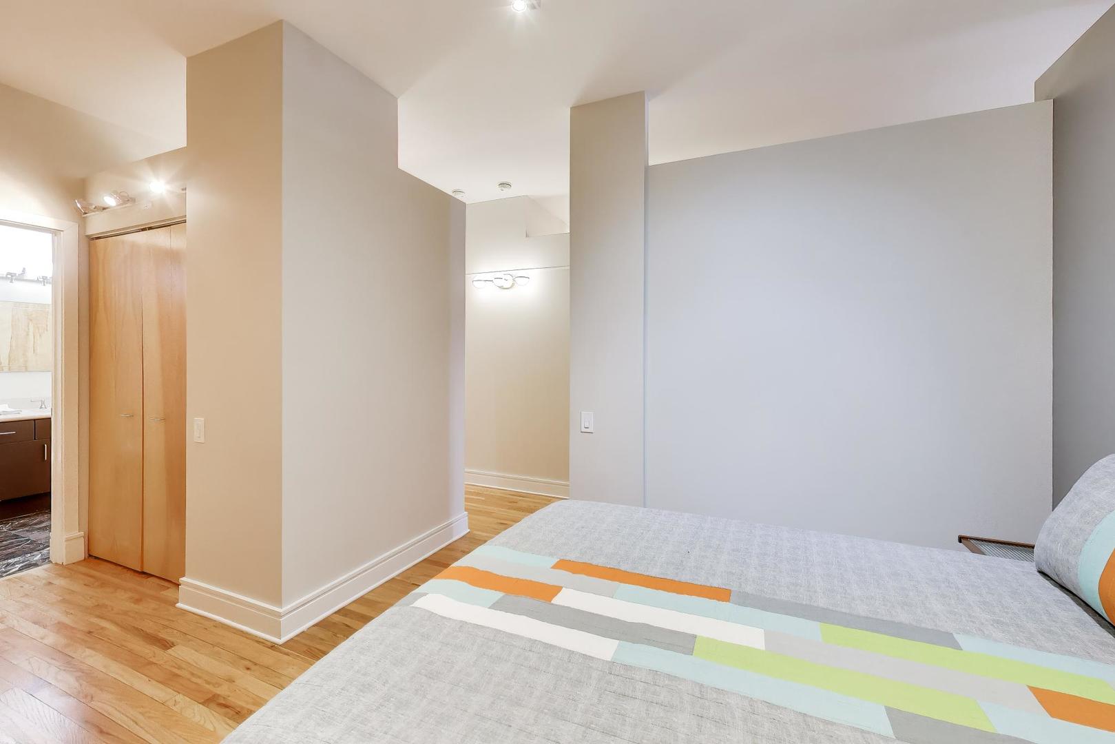 212 W Washington Street Unit: 908