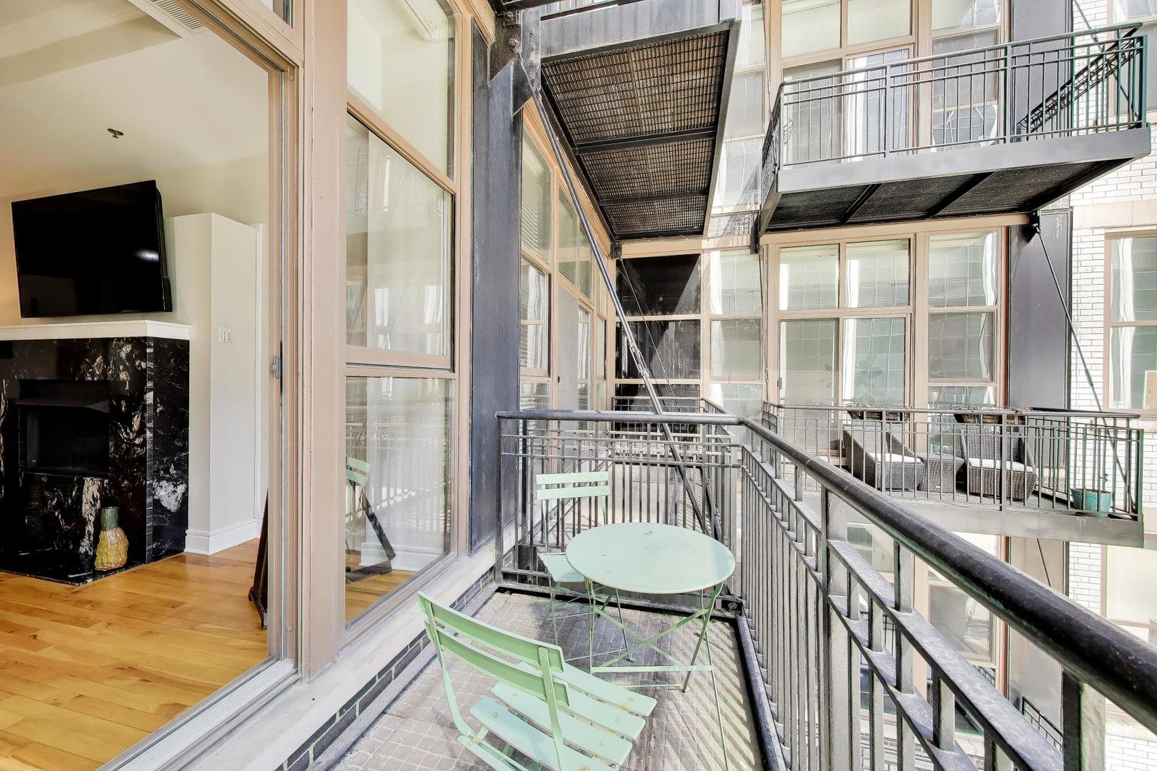 212 W Washington Street Unit: 908
