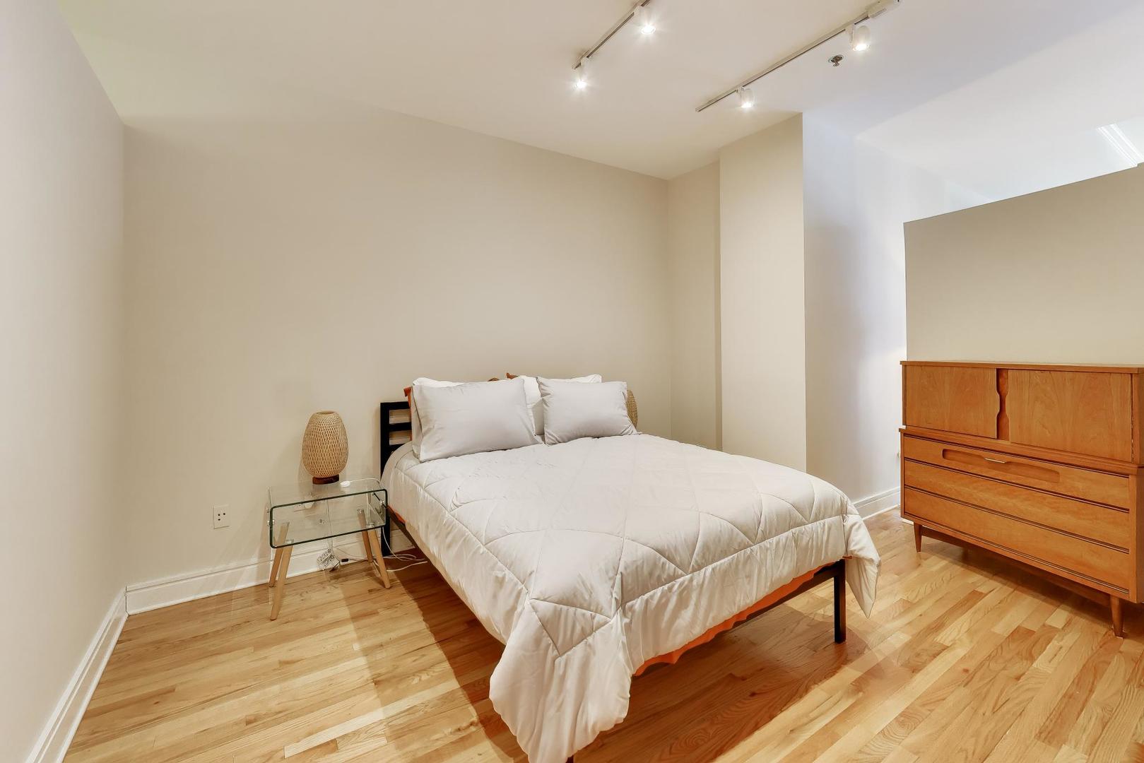 212 W Washington Street Unit: 908