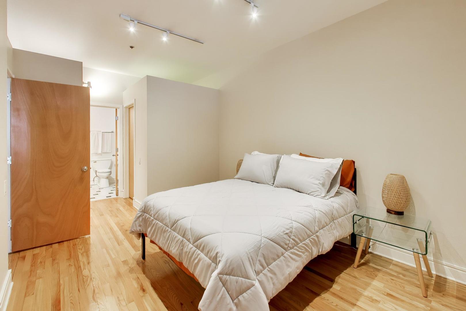 212 W Washington Street Unit: 908