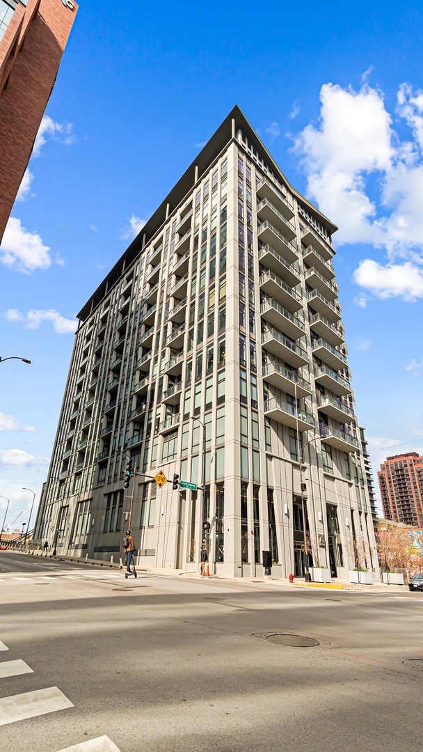 740 W Fulton Street Unit: 1009