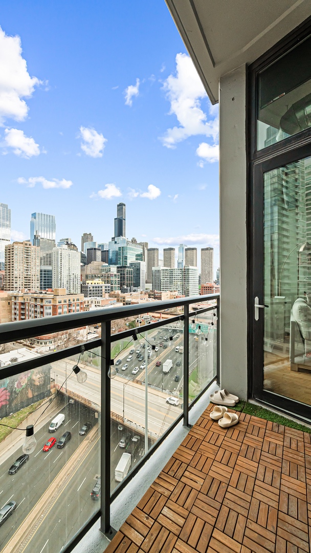 740 W Fulton Street Unit: 1009