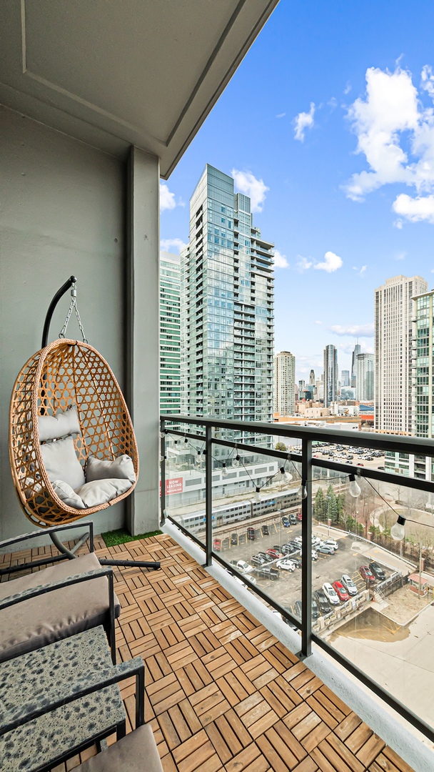 740 W Fulton Street Unit: 1009