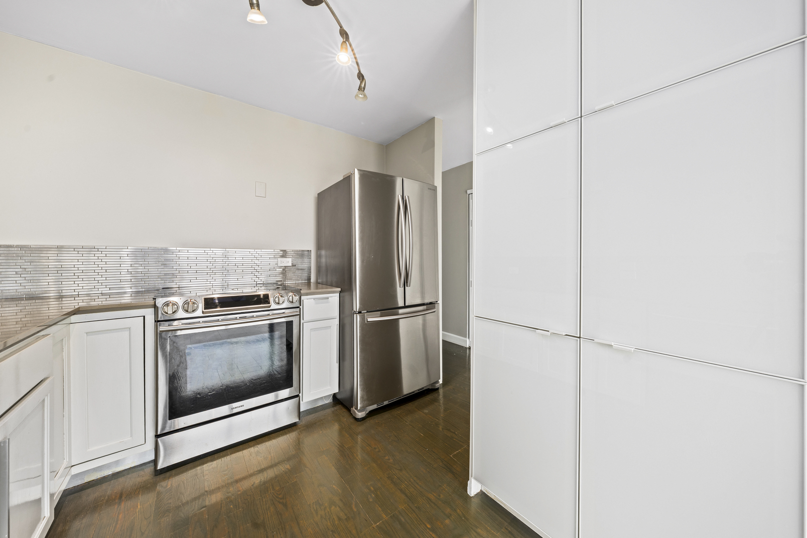 1540 N LASALLE Drive Unit: 907