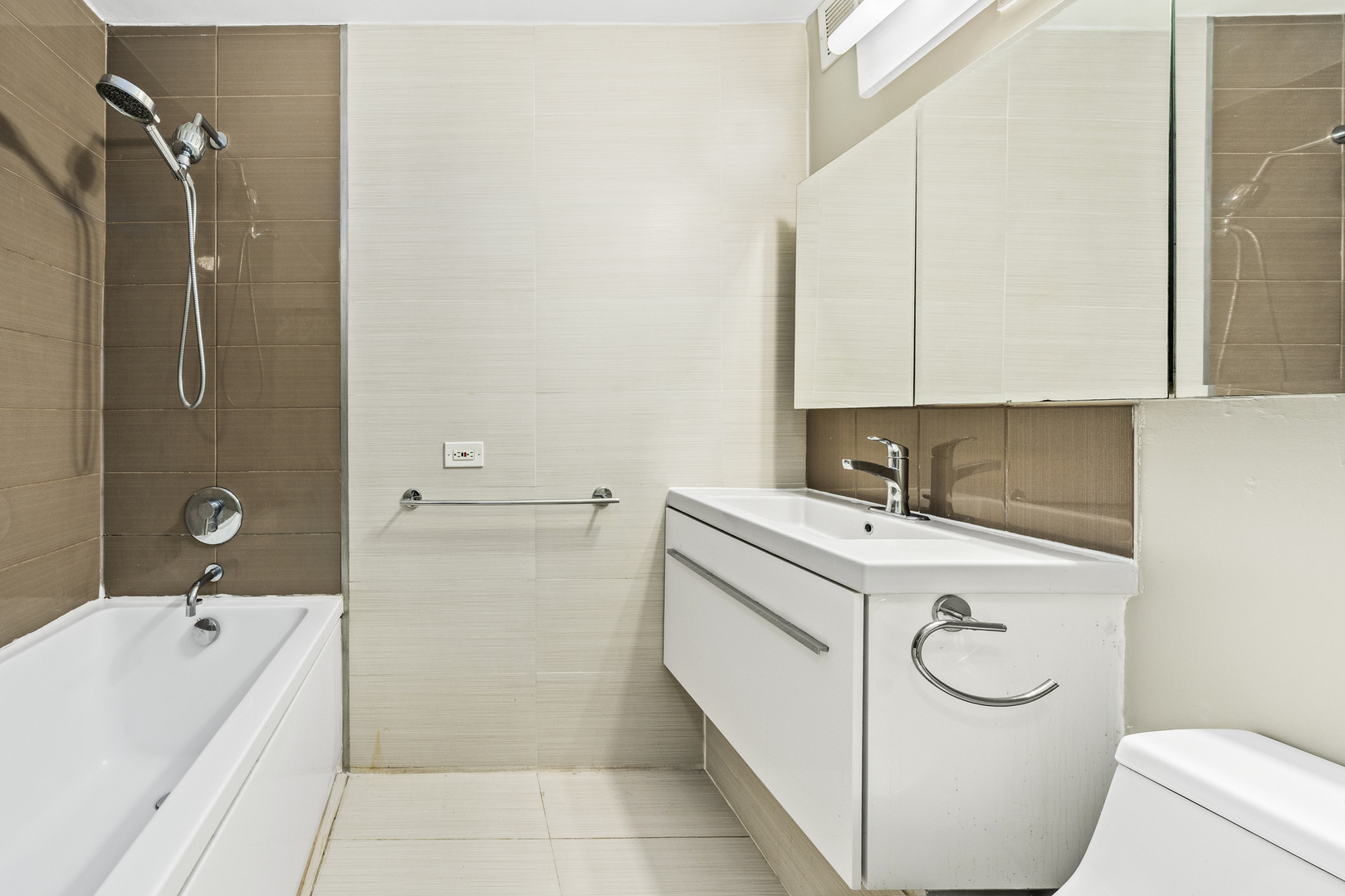 1540 N LASALLE Drive Unit: 907